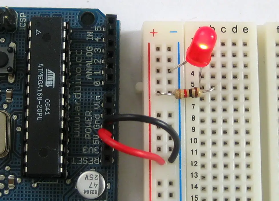 Primeros pasos con Arduino: Encender un LED