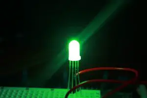 Led RGB en variación de color verde con Arduino.