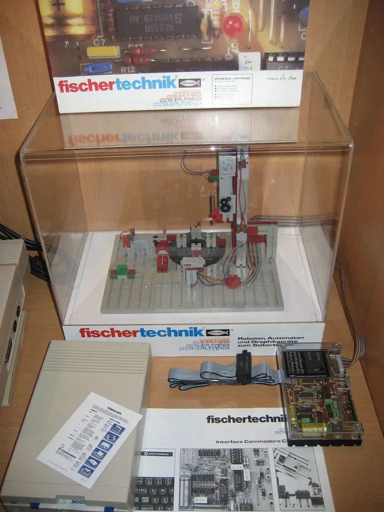 1024px-Fischertechnik_Roboter_mit_C64_Interface